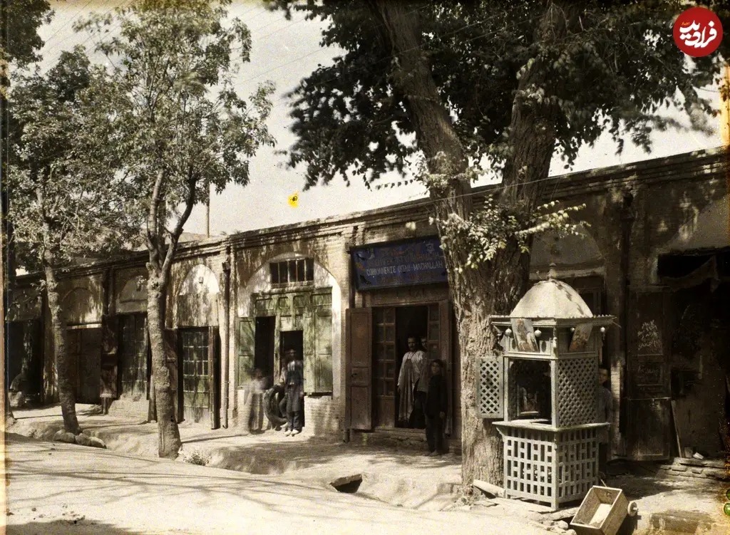 در اینجا تصویر یکی از خیابان‌های تهران و چند مغازه در حاشیۀ آن را در سال 1306 ملاحظه می‌کنید. در سردر یکی از مغازه‌ها تابلویی آبی رنگ نصب شده که علامت ستارۀ داوود (نشان یهودیان) روی آن دیده می‌شود و عبارت «کفاشی استاد ماشاالله» نیز بر روی آن نوشته شده است.