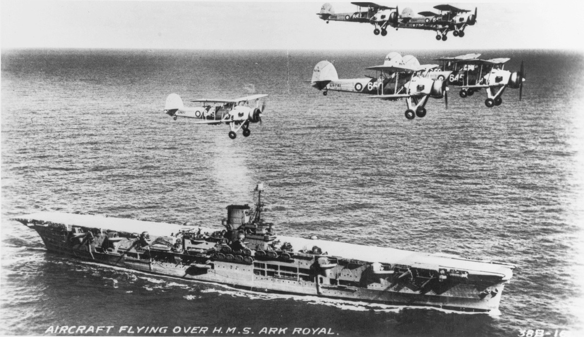 اولین کشتی‌ که «ابر ناو» نامیده شد، ناو HMS Ark Royal (91) متعلق به نیروی دریایی سلطنتی بریتانیا بود.