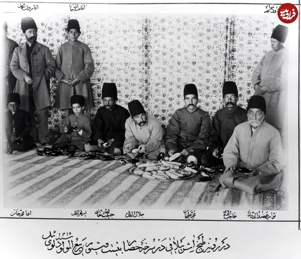 جلال‌الملک، حبیب‌الله خان و دیگران در حال «بادمجان پوست کندن»؛ 135 سال قبل