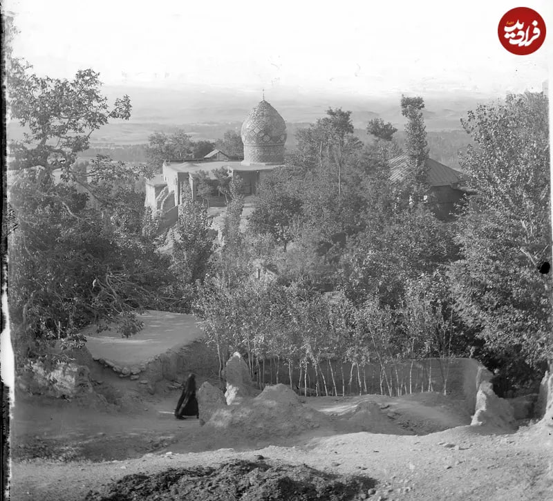 منظرۀ «امام‌زاده قاسم» و شمال شهر تهران در اواخر دوران قاجار