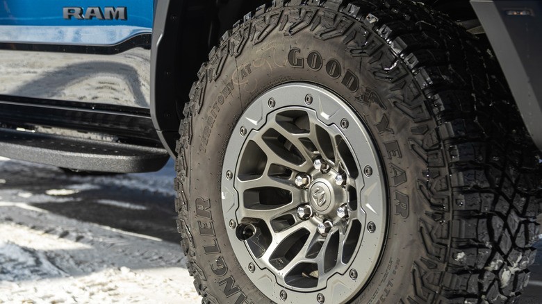 لاستیک‌های AT (All-Terrain): همه‌کاره برای جاده و آفرود