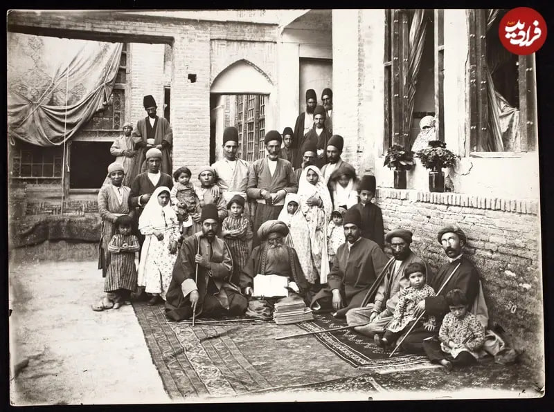 در اینجا عکسی مربوط به دوران قاجار را ملاحظه می‌کنید که خانه و خانوادۀ شخصی به نام حکیم نورمحمود را به تصویر کشیده است.