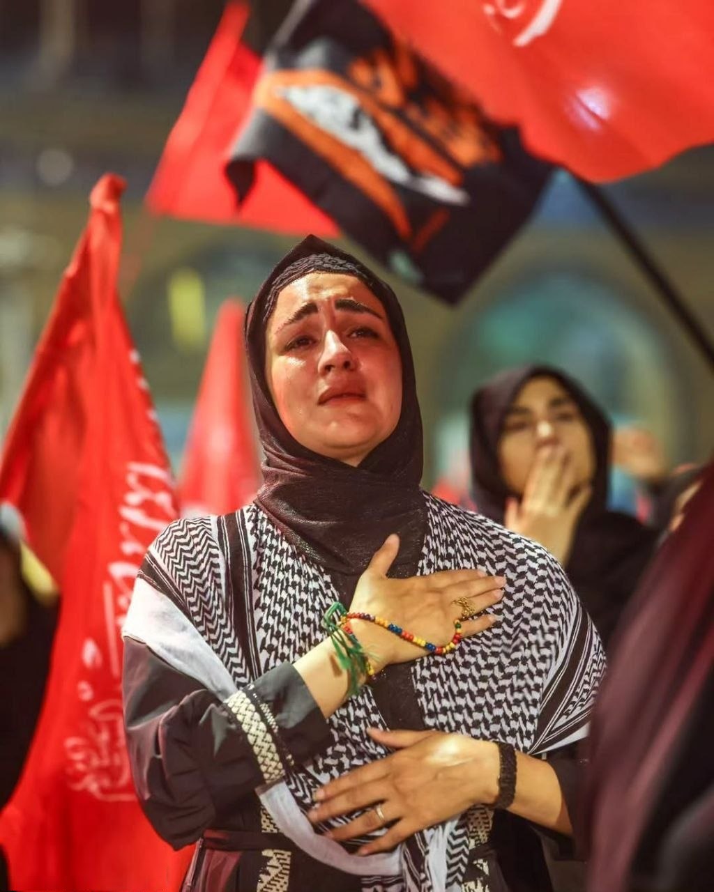 حضور پر رنگ زنان در تشییع رهبر؛ امری مدرن در دل آیینی سنتی