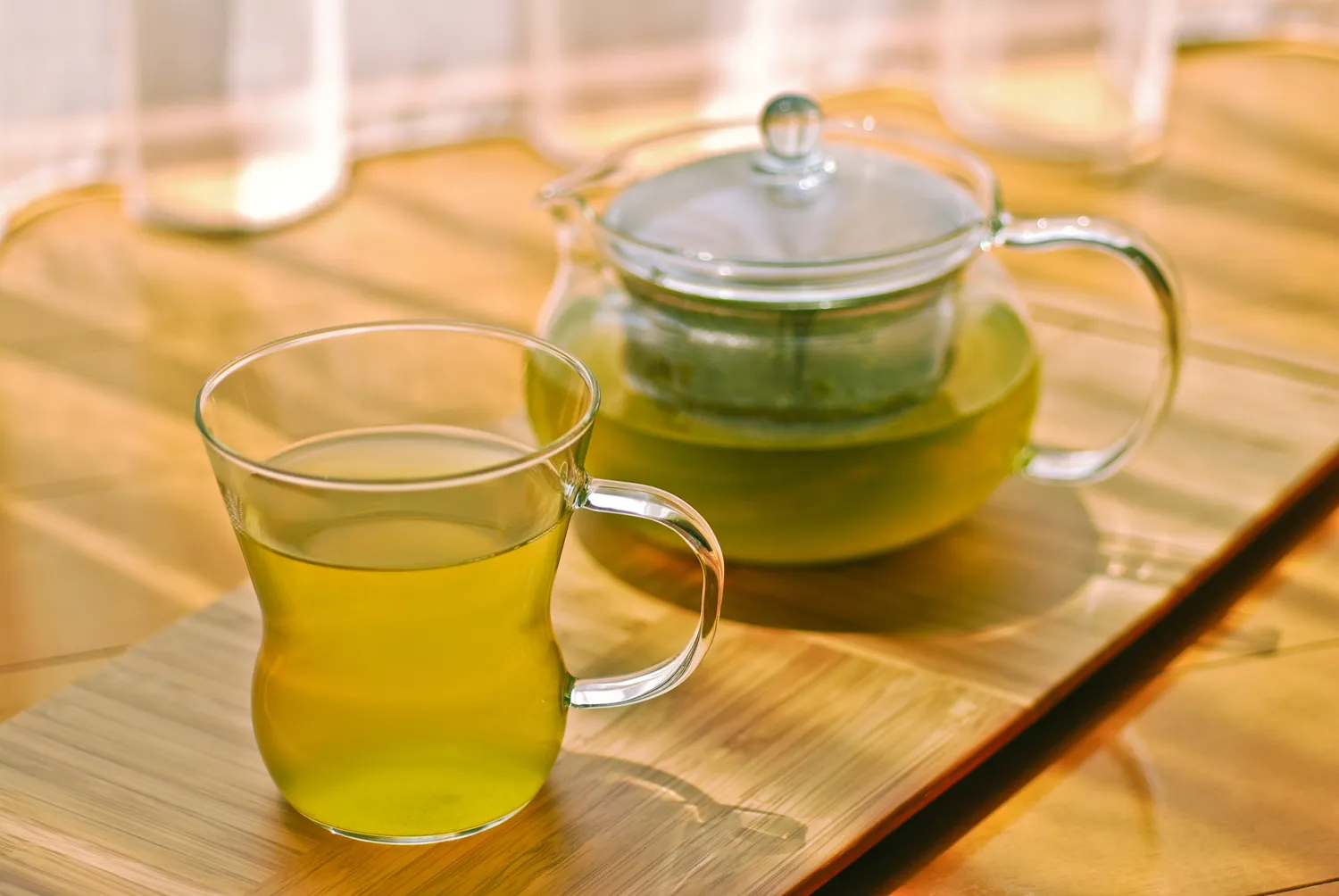 یک قوری و استکان چای سبز