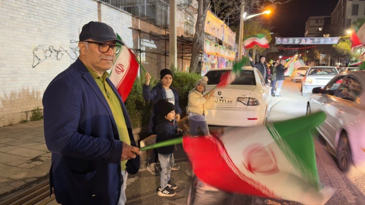 رضا میرکریمی فیلمساز همراه با نوه‌هایش در تجمعات شبانه تهران