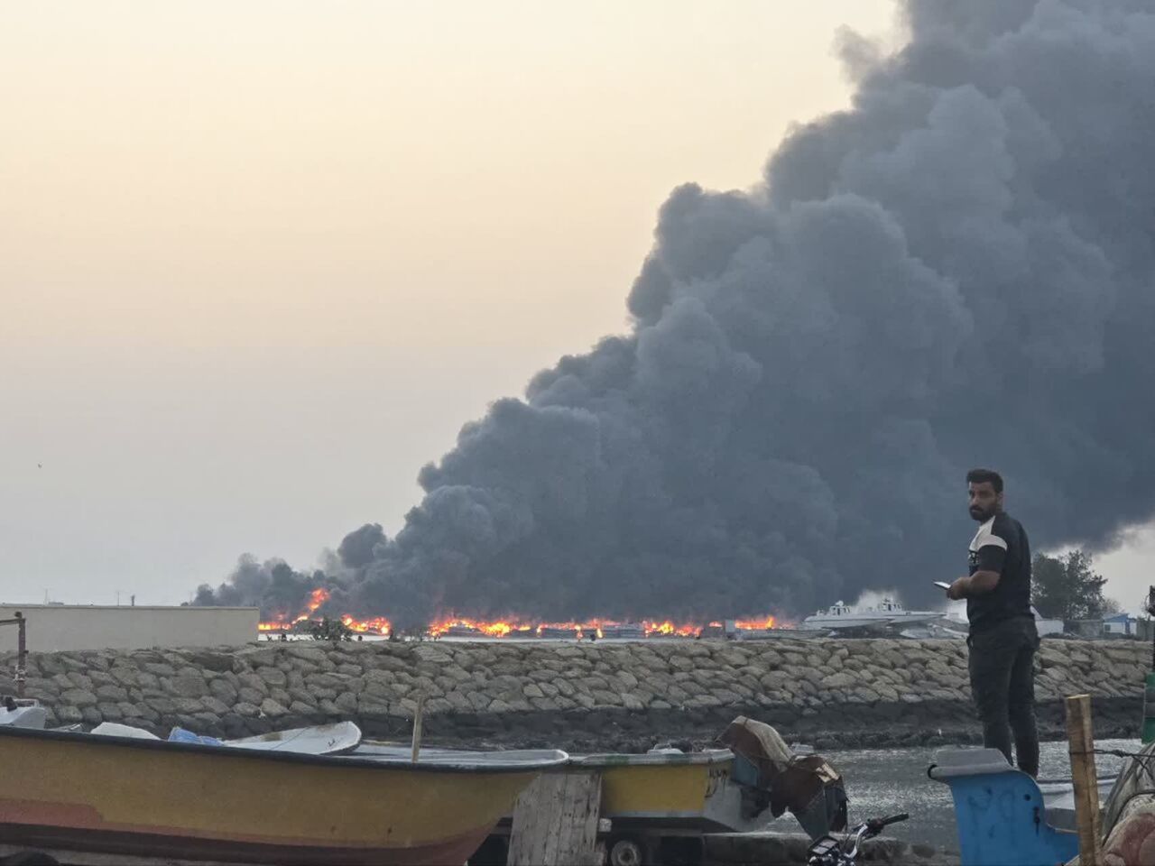 آتش سوزی لنج ها در بندر جاسک پس از حمله آمریکا