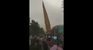 لحظه هولناک سقوط ارابه معبد ۳۰ متری روی جمعیت
