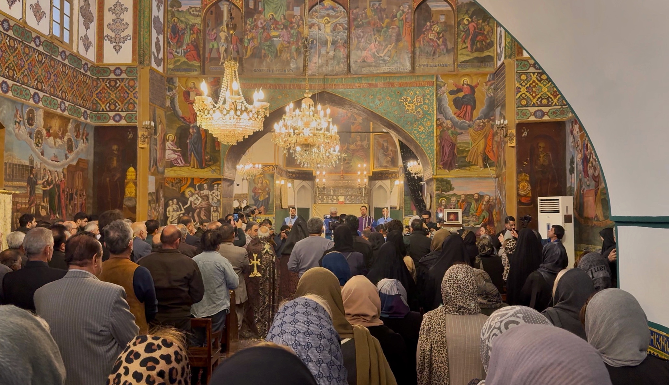 تشییع پیکر شهید ارمنی در کلیسای 400 ساله اصفهان