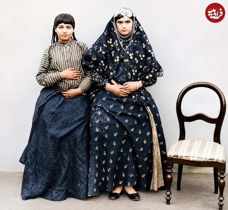 دو نفر از زنان ناصرالدین شاه به نام‌های چرکسی (سمت راست) و شوکت را در کنار یکدیگر به تصویر کشیده است.