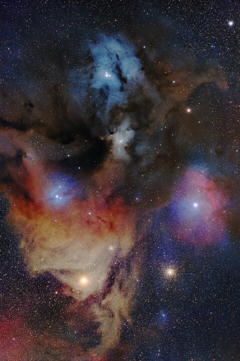 این عکس که در شهر کادیس اسپانیا گرفته شده، منظومه ستاره‌ای «رو مارافسای»(Rho Ophiuchi) را نشان می‌دهد که مجموعه‌ای غنی از پدیده‌های نجومی جوان و پیر است.