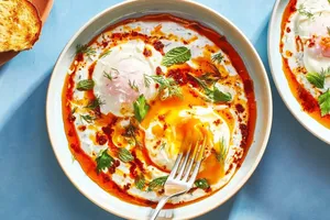 طرز تهیه نیمرو ترکی همراه سس ماست ویژه