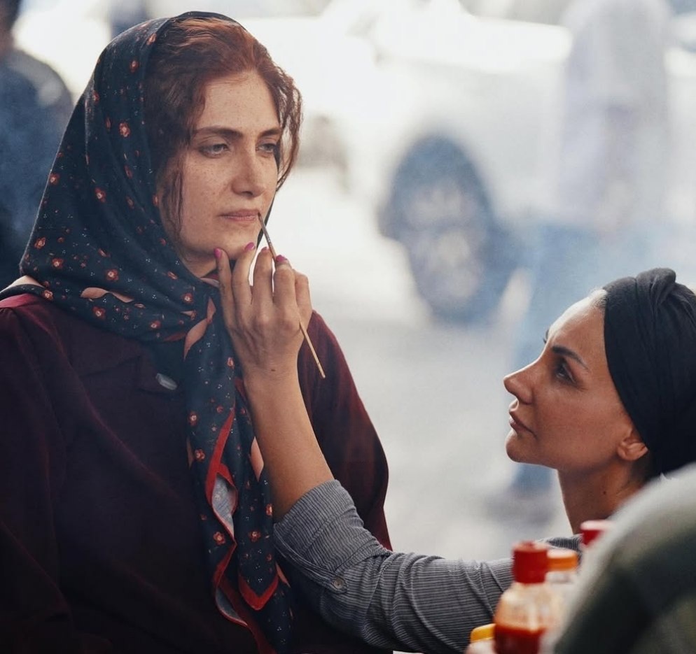گریم الناز ملک در پشت صحنه فیلم سینمایی خیابان جمهوری