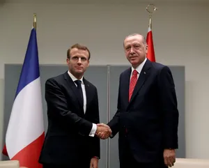 دست دادن صمیمی اردوغان و مکرون در آنکارا