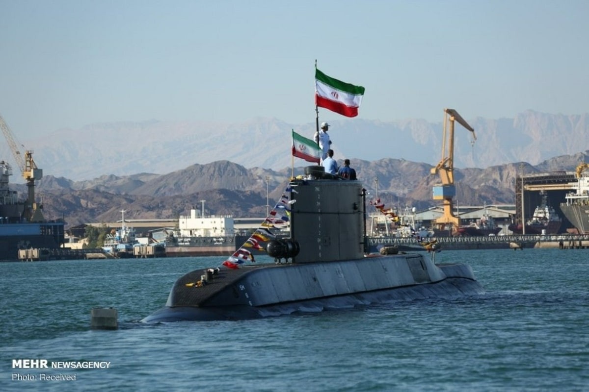 زیردریایی کلاس فاتح (Fateh-class) و زیردریایی‌های کوچک کلاس غدیر (Ghadir-class) که برای عملیات ساحلی و مین‌گذاری بهینه‌سازی شده‌اند، فعالیت می‌کنند.