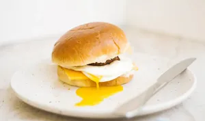 طرز تهیه ساندویچ تخم مرغ با نان برگر؛ فوری و آسان برای مدرسه