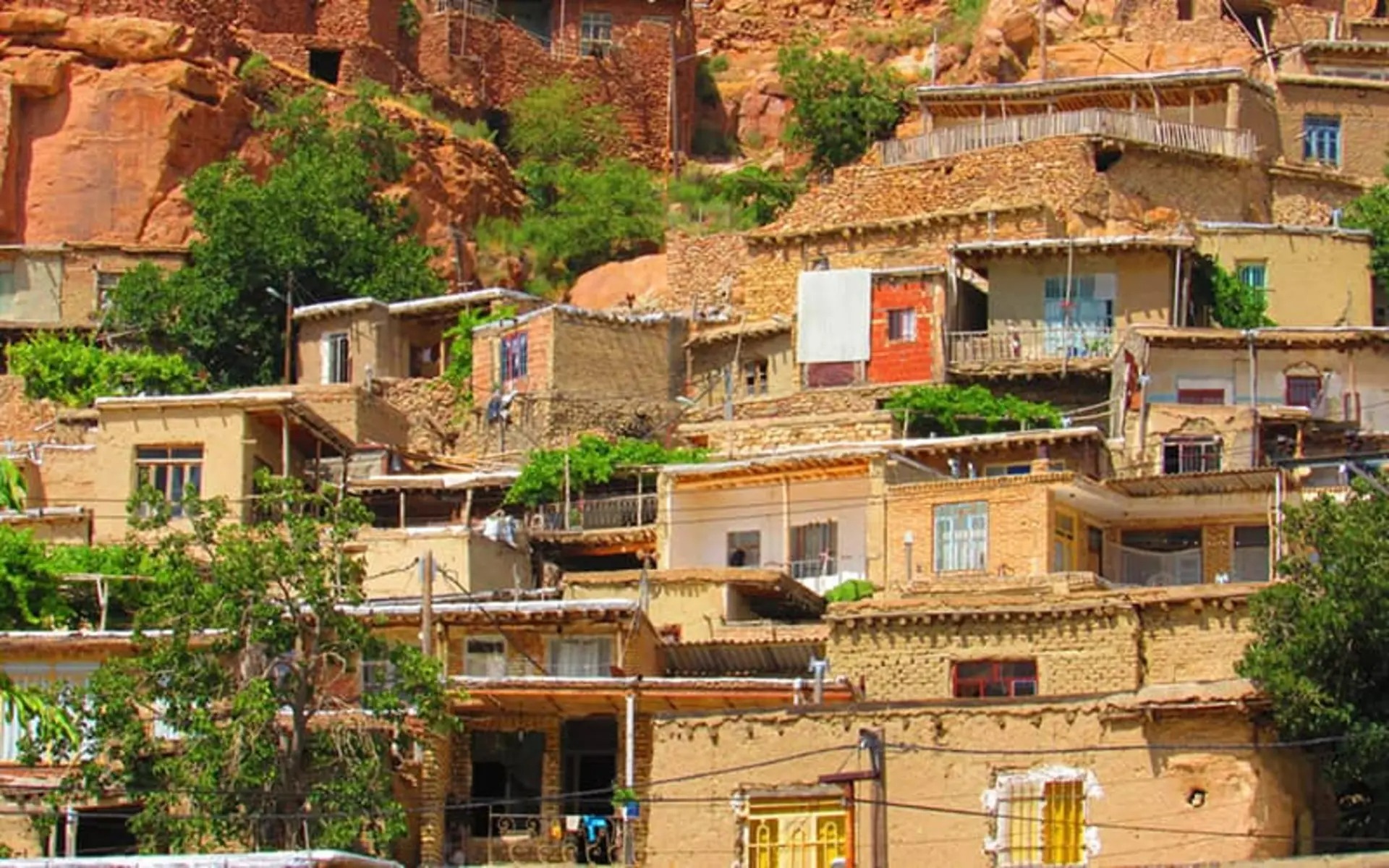 اسفیدان؛ روستایی گردشگری با منازل پلکانی، چشمه، آبشار و غار