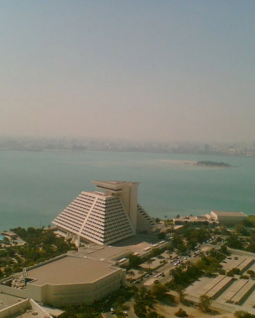 1352
