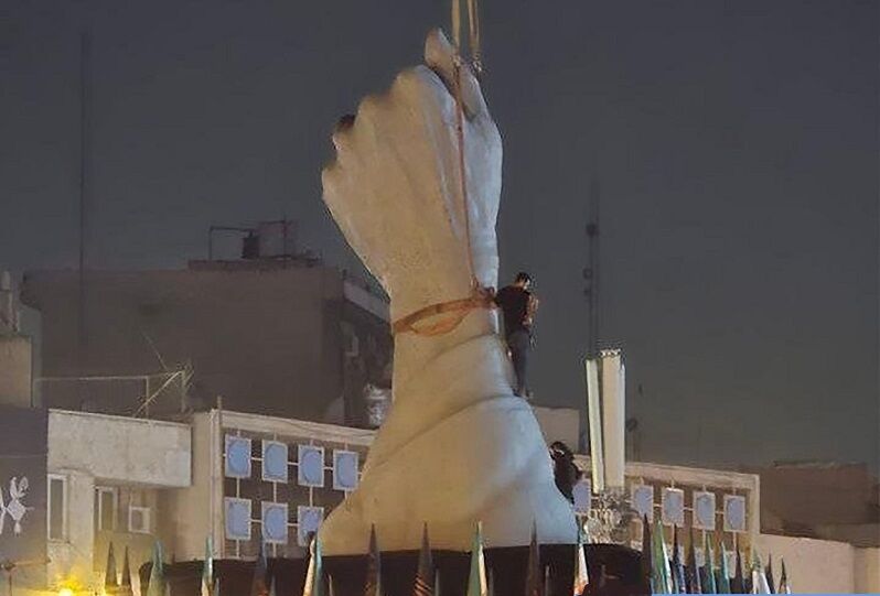 مشت گره کرده در میدان انقلاب (+عکس)