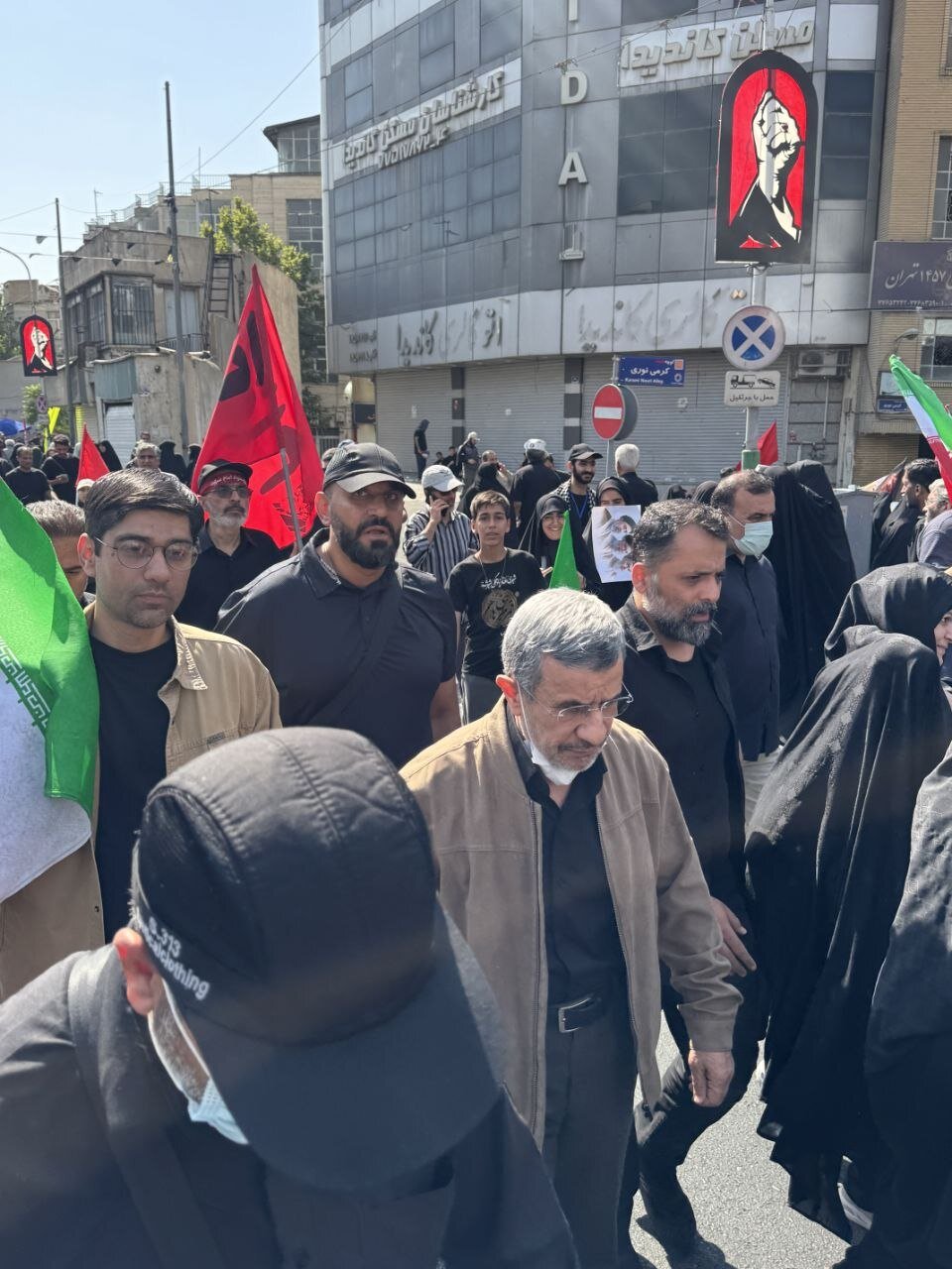 محمود احمدی نژاد در مراسم تشییع (عکس)