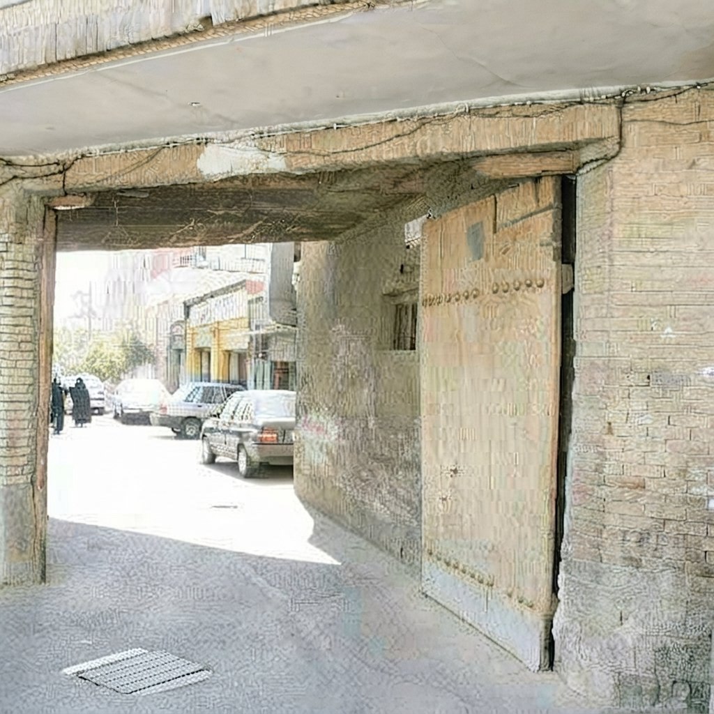 از پارک سرسبز اشرافِ قجری، تنها یک درِ چوبی باقی مانده است