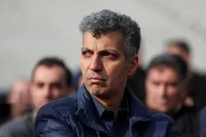 عادل فردوسی‌پور به شایعه دست‌بوسی وزیر ارشاد پاسخ داد