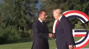 دست دادن محکم ترامپ پیش از آغاز اجلاس گروه هفت در فرانسه