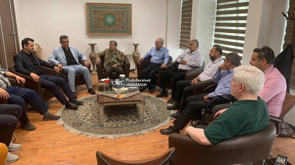 احمدی‌نژاد با دوستان و همکارانش دیدار کرد