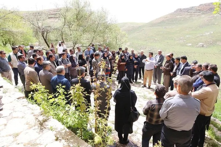 در آیین مهر، تیر مقدسی به صخره برخورد کرد و آب از دل سنگ جوشید