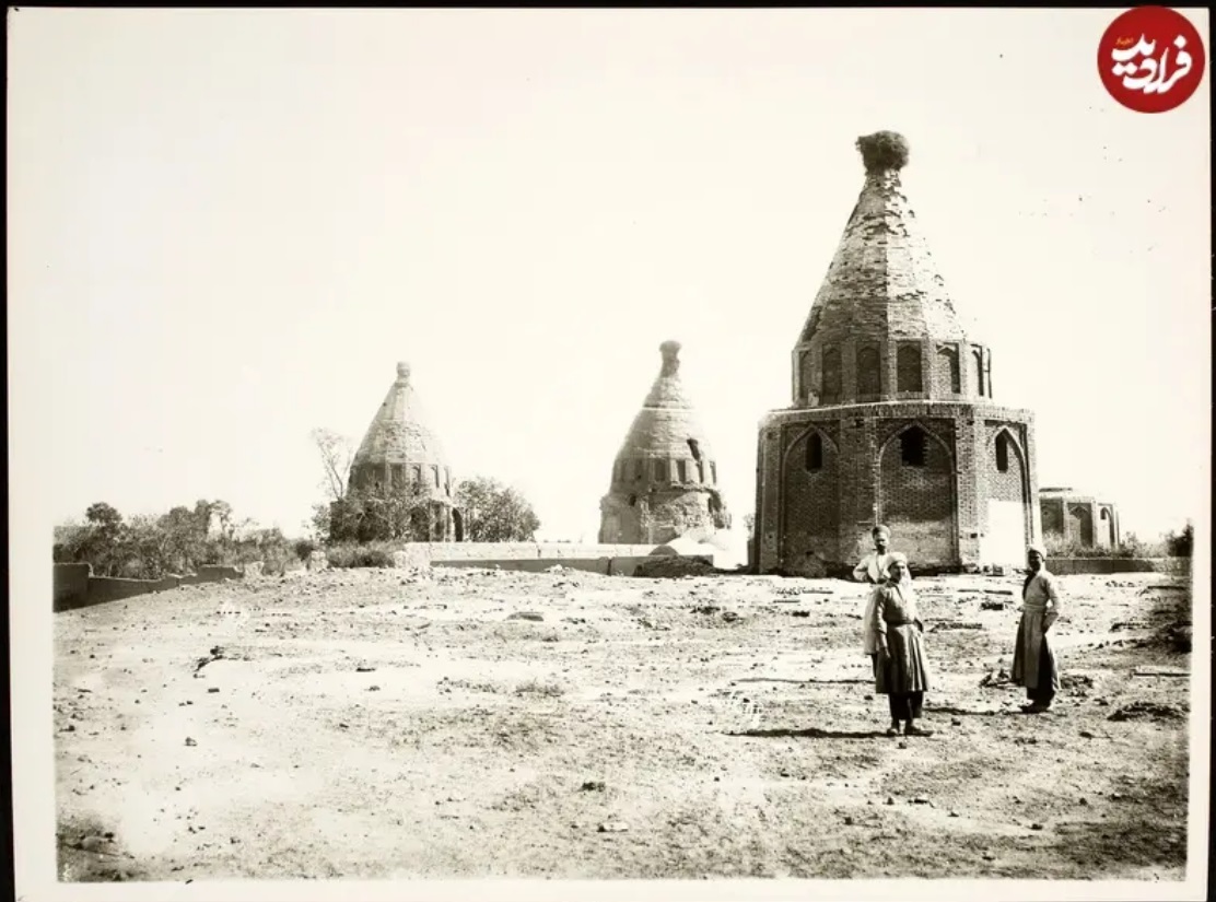 در اینجا تصویری از مقبره‌های مشهور به گنبدهای سبز شهر قم را در دوران قاجار ملاحظه می‌کنید.