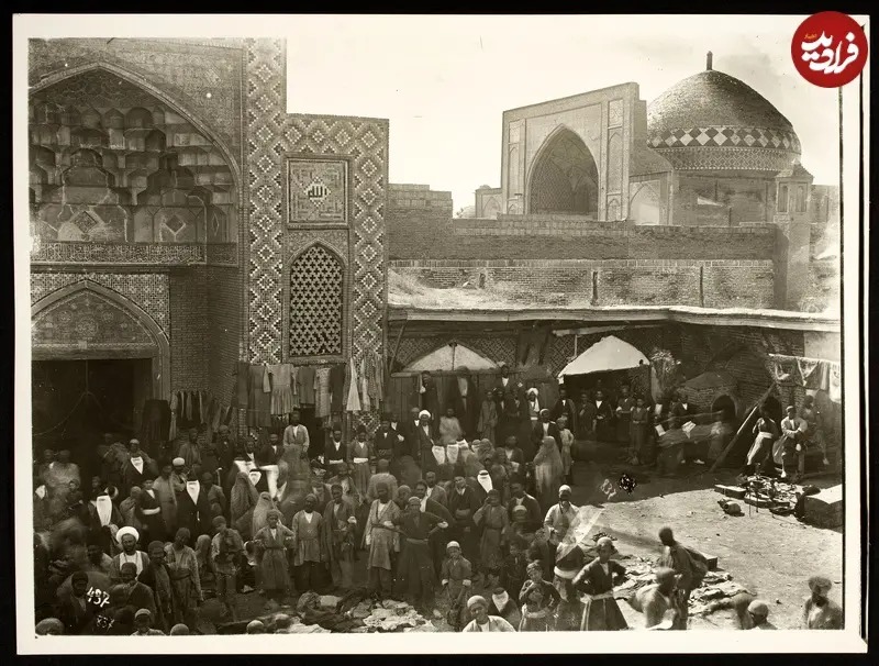 عکسی از محوطه یک امامزاده در شهر قزوین را در دوران حکومت ناصرالدین شاه ملاحظه می‌کنید. در محوطه بیرونی امامزاده بساط فروشندگان مختلف را هم می‌توان دید.
