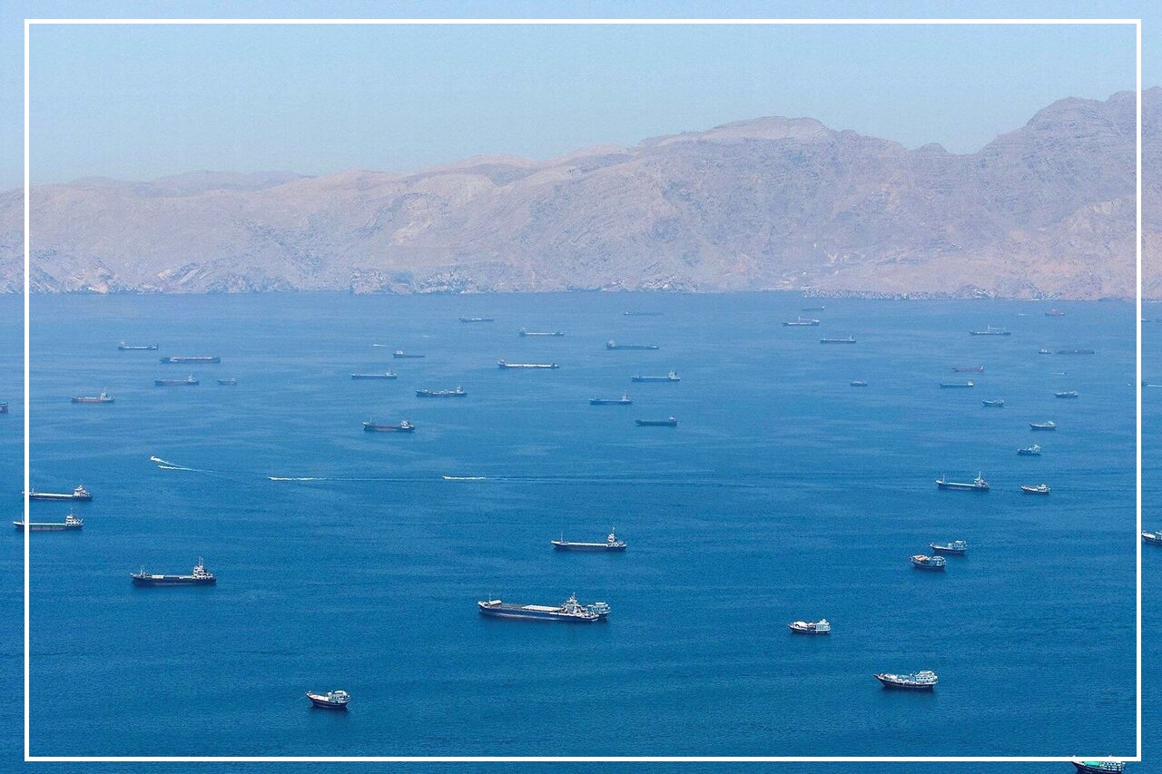 کشتی‌های پهلو گرفته در نزدیکی تنگه هرمز