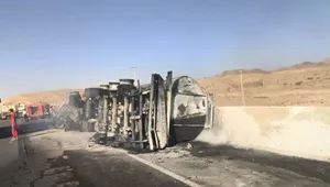 واژگونی تریلی حامل سوخت در محور آرین‌شهر ـ قاین؛ جاده مسدود شد