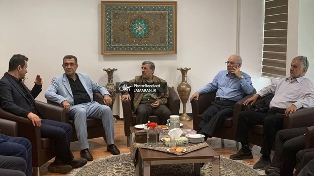 احمدی‌نژاد با دوستان و همکارانش دیدار کرد