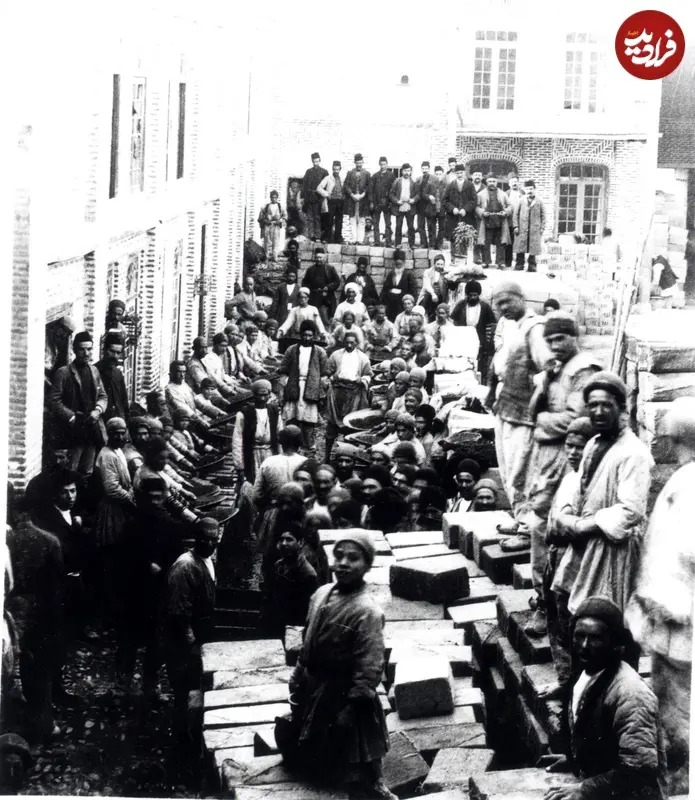 در اینجا تصویری از بازار مراغه را در زمان ناصرالدین شاه قاجار ملاحظه می‌کنید؛ در این تصویر جمعی از تجار ارمنی به همراه کارگرانی که مشغول پاک کردن کشمش صادراتی هستند دیده می‌شوند.