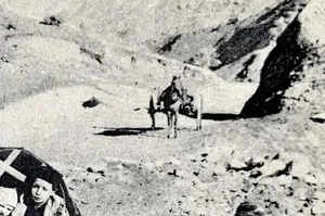 یک اروپایی با «کجاوه» در یکی از جاده‌های ایران در دوران قاجار (عکس)