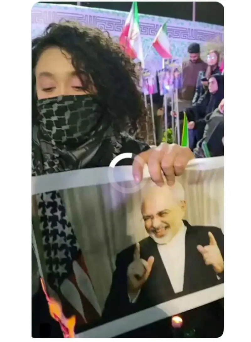 دختری که عکس او را آتش زد