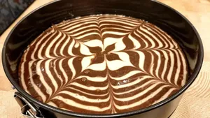 طرز تهیه کیک طرح دار خامه‌ای با طعم کاکائو