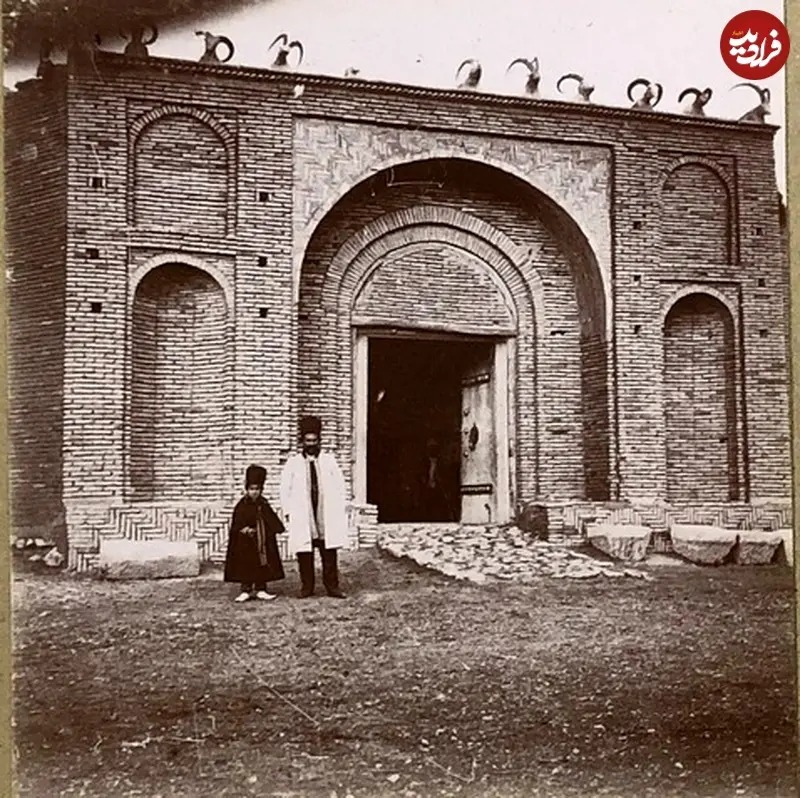 تصویری از خانه یک خان بختیاری را در شلمزار استان چهارمحال و بختیاری در زمان حکومت مظفرالدین شاه قاجار