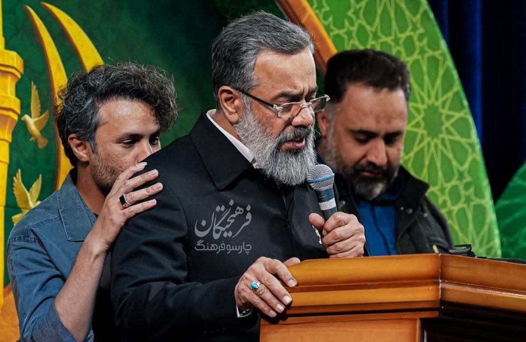 بوسه  مصطفی راغب خواننده پاپ بر کتف محمود کریمی مداح