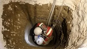 نجات معجزه آسای کودک ۲ ساله از چاه عمیق با شجاعت نوجوان ۱۲ ساله