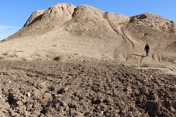 سیاوش آریا میگوید زمینداران از خاک تل ضحاک در زمینهای خود استفاده میکنند و به این تپه باستانی تعرض شده است. سیاوش آریا میگوید زمینداران از خاک تل ضحاک در زمینهای خود استفاده میکنند و به این تپه باستانی تعرض شده است.