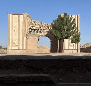 مسجدی ناتمام در خراسان که در یک انزوا دیدنی‌ غرق شده است (عکس)