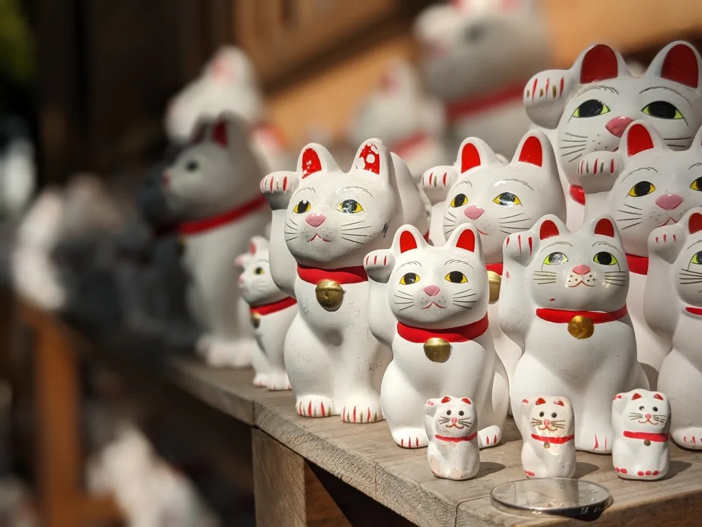 مجسمه معروف مانکی-نکو (Maneki-neko)