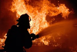 آتش‌سوزی گسترده در اطراف میدان شهرداری گرگان
