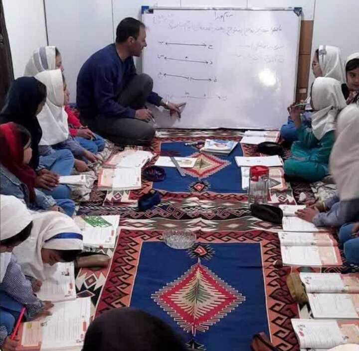 معلمی که خانه اش را به کلاس درس تبدیل کرد