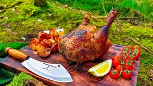 پخت مرغ کامل در دل جنگل با آتش هیزمی