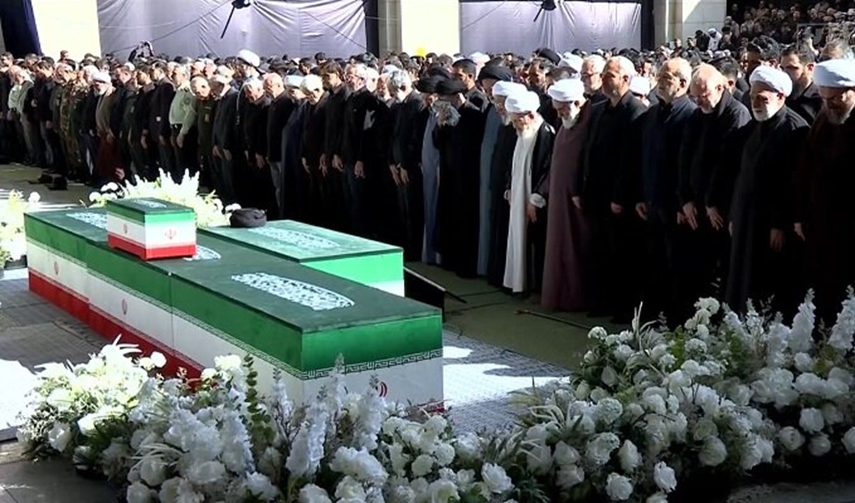 اقامه نماز بر پیکر رهبر شهید