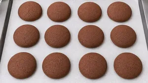 طرز تهیه بیسکویت شکلاتی فوری بدون قالب فقط با یک تخم مرغ