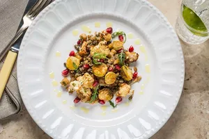 طرز تهیه سالاد رژیمی گل کلم و انار؛ سالاد پاییزی خوشمزه