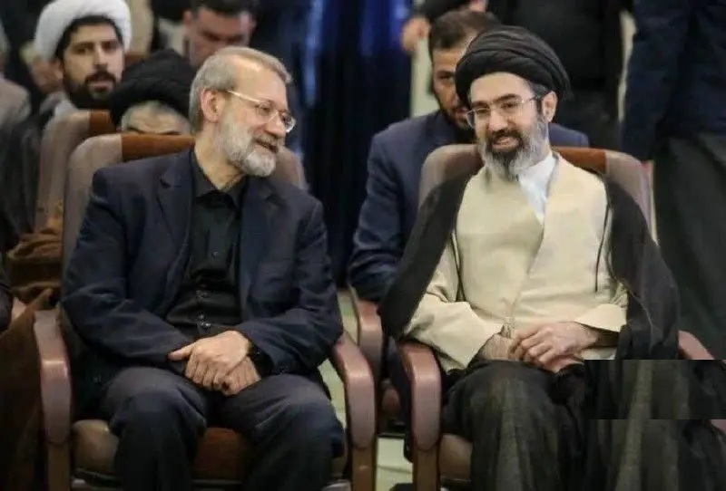 تصویری از لاریجانی در کنار آیت‌الله سید مجتبی خامنه‌ای